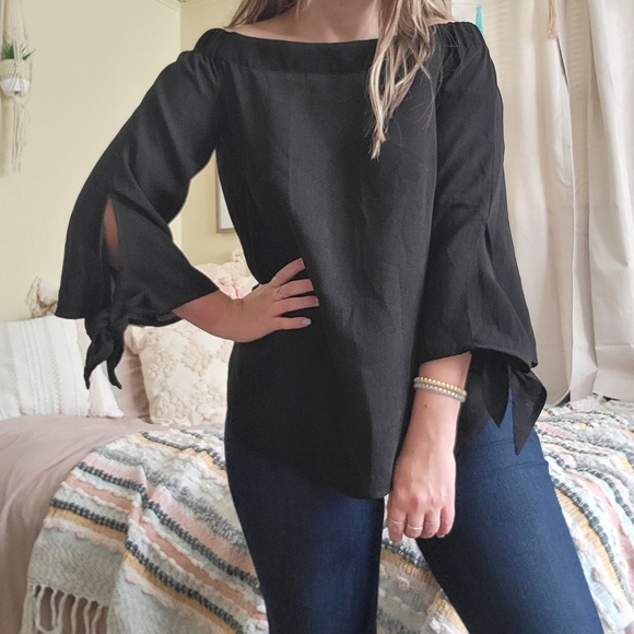 eesome Tops - Eesome black boutique off the shoulder top